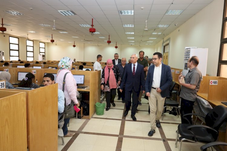 رئيس جامعة المنيا يتفقد الكليات التي تجري بها الامتحانات اليوم