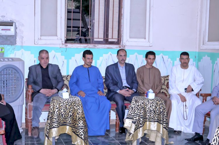 محافظ سوهاج يؤدي واجب العزاء لأسرة المحاسب  عامر عوض  بالمراغة