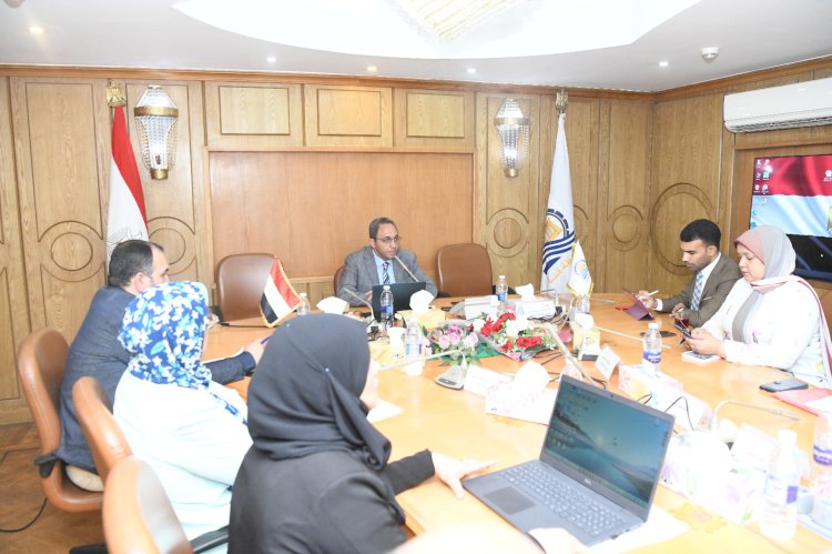 محافظ قنا يعقد اجتماعًا موسعًا لمتابعة تنفيذ مبادرة اليونسكو "أنا مدينةُ تعلُّم"