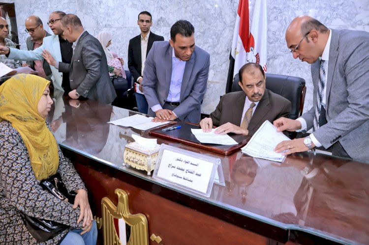 محافظ سوهاج يستمع للمواطنين في اللقاء الجماهيري