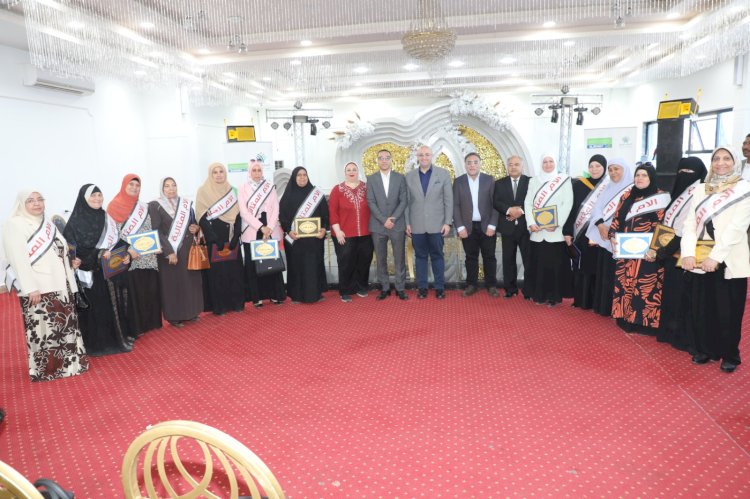 محافظ بني سويف يُكرّم الأمهات المثاليات الفائزات