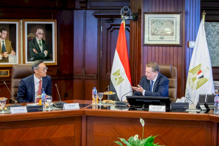 محافظ المركزي  يلتقي رئيس البنك الصناعي والتجاري الصيني لبحث التعاون المشترك