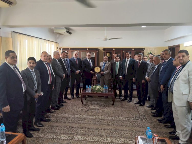 عميد كلية الحقوق بقنا يستقبل نقيب المحامين