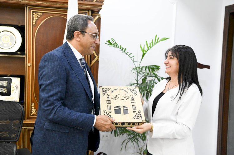 محافظ قنا يستقبل وفدًا من رائدات العمل التنموي لتقديم التهاني بعيد الأضحى المبارك