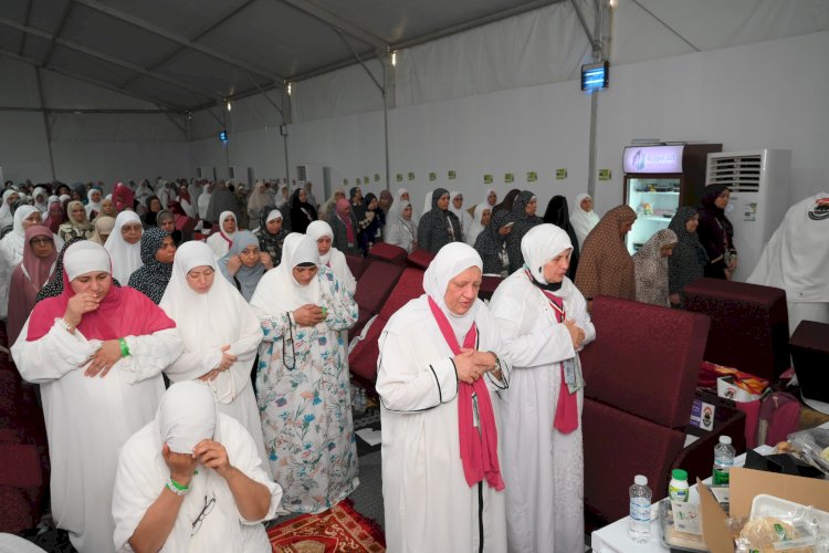 في مخيمات حجاج الجمعيات الأهلية: لا صوت يعلو فوق صوت التلبية والدعاء