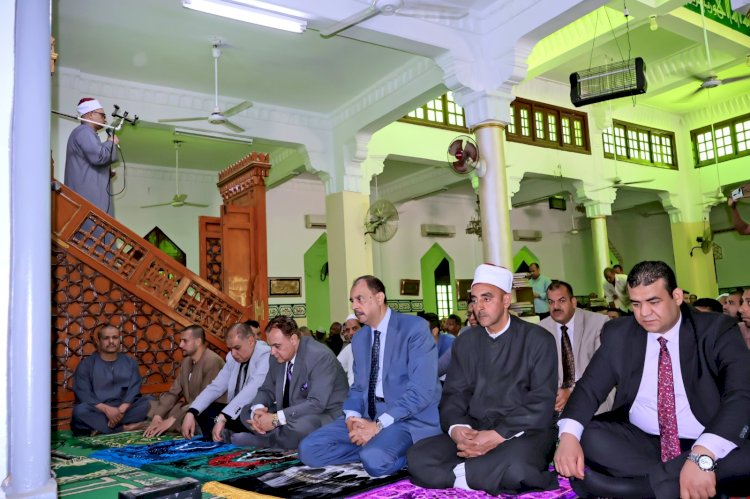 محافظ سوهاج يؤدي صلاة الجمعة بمسجد الشرطة ويلتقي المواطنين