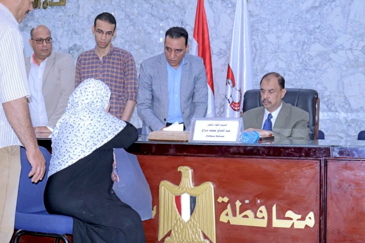 محافظ سوهاج يعقد اللقاء الجماهيري الأسبوعي للاستماع إلى شكاوى وطلبات المواطنين