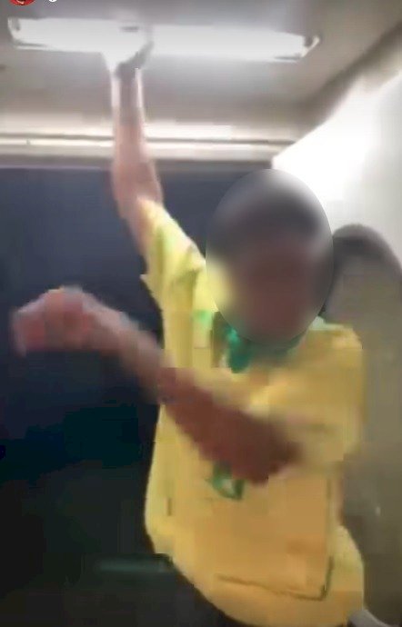 نكشف الحقيقة الكاملة لقيام مواطن إقتلاع لمبة إنارة من أحد القطارات