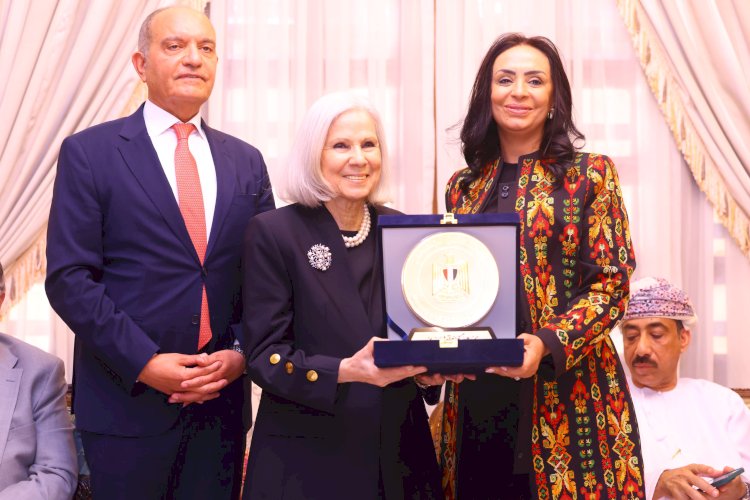 وزيرة التضامن تكرم السفيرة هيفاء أبو غزالة