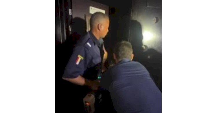 الحماية المدنية تقدم الرعاية لمسنة غير قادرة على الحركة بالقاهرة