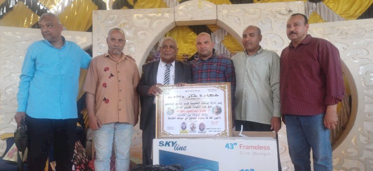 ممر شرفي وهتافات انا ابن مصر في تكريم مدير التعليم المجتمعي بأبو تشت