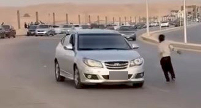 كشف ملابسات فيديو قيام طفل باللهو بمنتصف أحد المحاور بمنطقة المقطم بالقاهرة