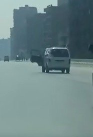 نكشف فيديو قيام سائق ميكروباص بفتح باب سيارته وآداء حركات إستعراضية بالقاهرة