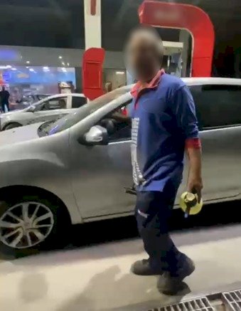 نكشف فيديو تعدي عامل على كلب بالضرب بالقاهرة