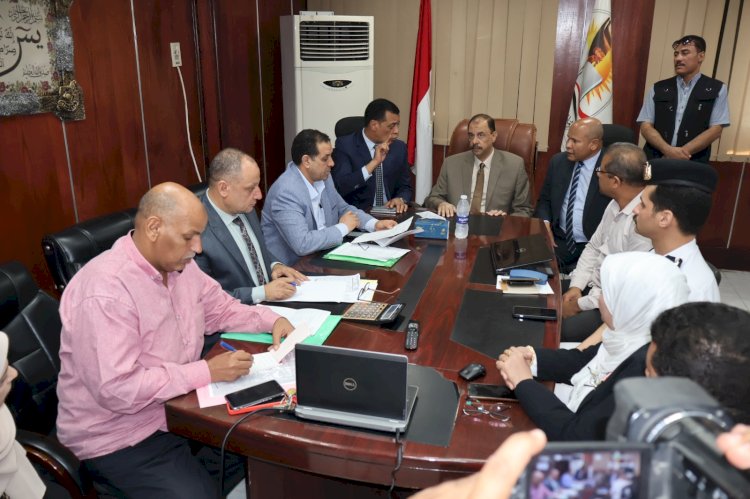 محافظ سوهاج يتفقد غرفة العمليات الرئيسية بمديرية التربية والتعليم