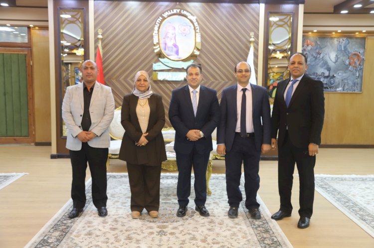 رئيس جامعة جنوب الوادي يستقبل لجنة مجلس الجامعات الأهلية