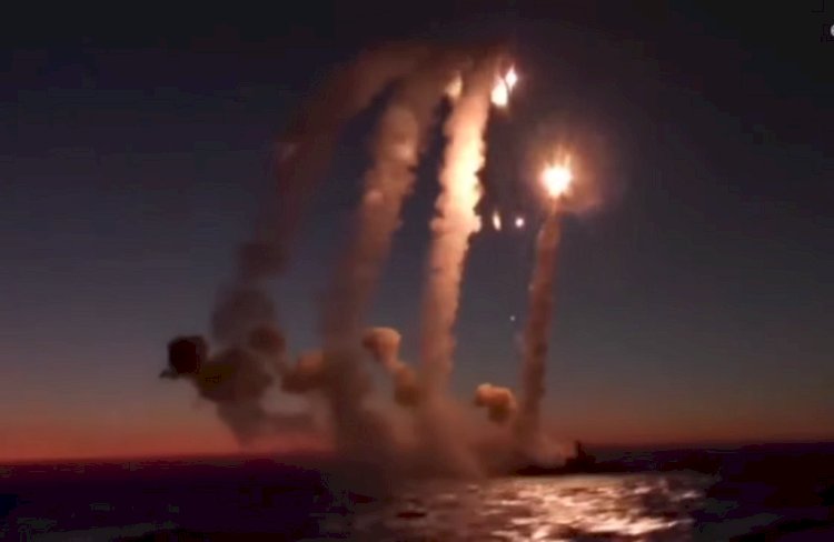 الحوثي: نحذر أمريكا وبريطانيا من التدخل في الحرب الإيرانية ولن نصمت