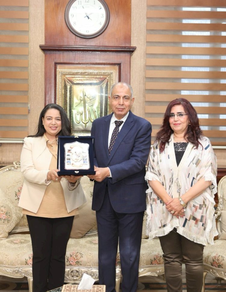 محافظ المنيا يُكرم مديرة مستشفى الرمد ويُوجه بصرف حافز إثابة لجميع العاملين