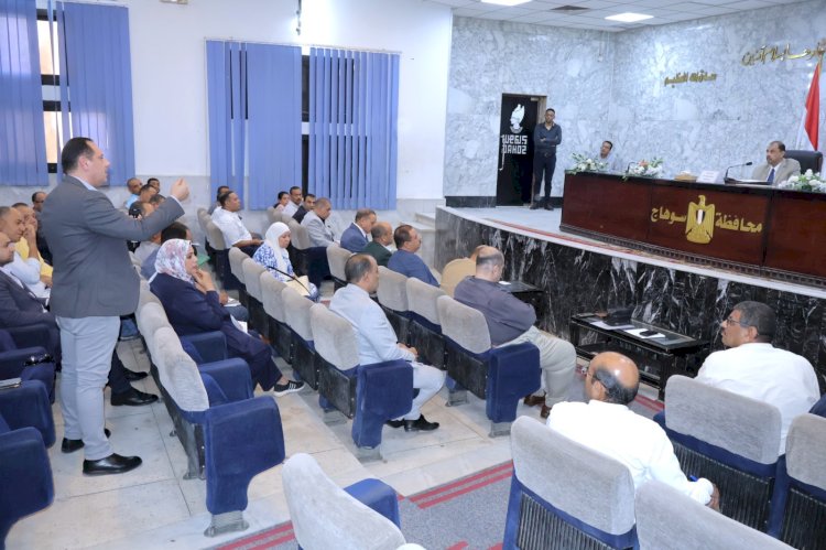 محافظ سوهاج يلتقي المستثمرين لتذليل العقبات وتوفير الدعم الكامل لقطاع الاستثمار