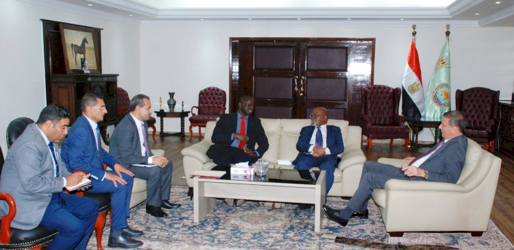 وزير الزراعة يبحث مع خبيرين دوليين تعزيز استراتيجيات التنمية الزراعية