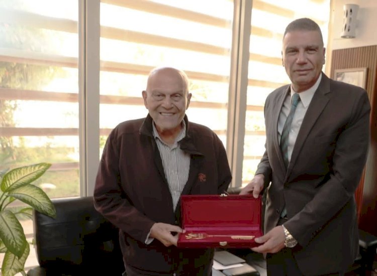 محافظ أسوان.. اهداء البروفسير مجدي يعقوب "مفتاح المدينة"