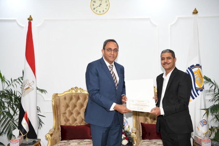 محافظ قنا يكرم أوائل البرامج التدريبية بمركز سقارة للتنمية المحلية