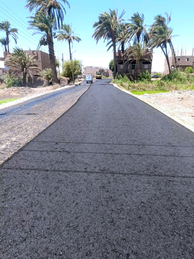 بدء رصف طريق الشوش / بلصفورة / المنشاة بطول 5 كم وبتكلفة 15 مليون جنيه بسوهاج