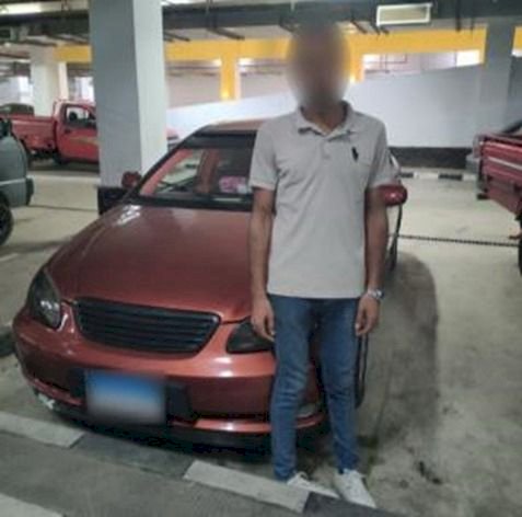 ضبط سائق جلس أعلي باب السيارة بالقاهرة