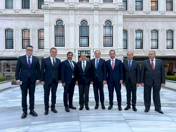 وزير الخارجية يلتقي بمجموعة من رجال الأعمال الأتراك خلال زيارته لإسطنبول