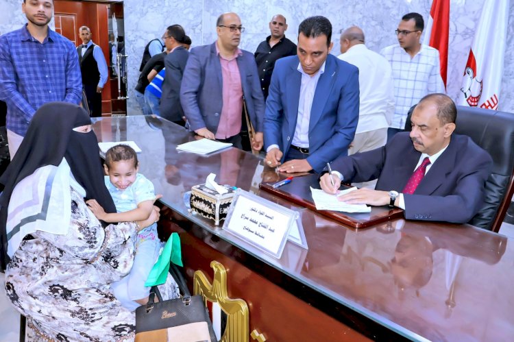 محافظ سوهاج يعقد اللقاء الأسبوعي للاستماع لشكاوى وطلبات المواطنين