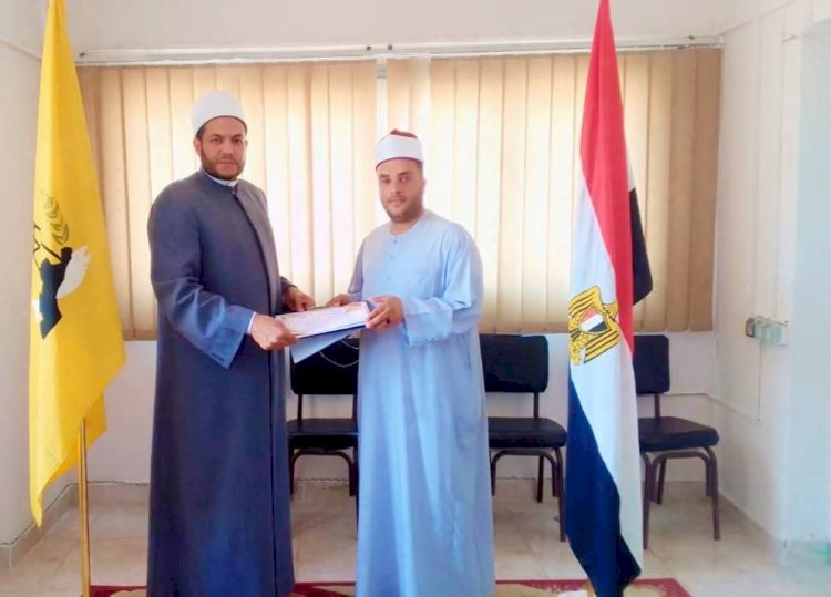 تكريم إمام مسجد لقيامه بنقل أحد رواد المسجد للمستشفي بالعريش