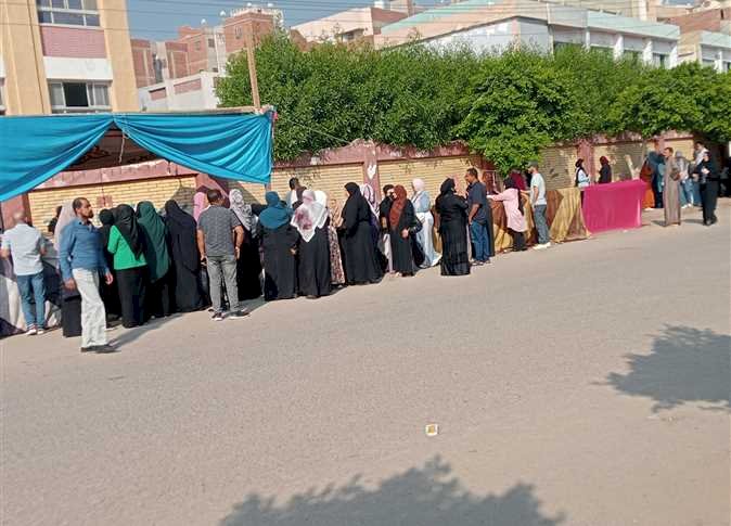 داخل 92 لجنة.. طلاب الثانوية العامة يؤدون امتحاني التاريخ والفيزياء في المنيا