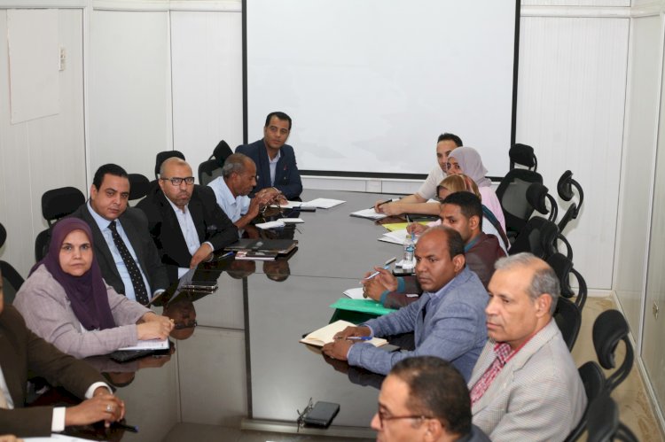 رئيس جامعة جنوب الوادي يناقش الاستعداد للعام الجامعي الجديد