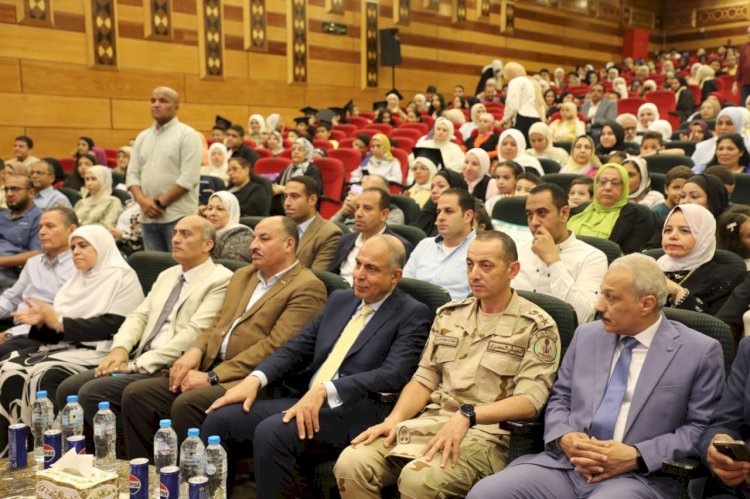 محافظ المنيا يشهد حفل تكريم خريجي مدرسة المنيا الرسمية للغات