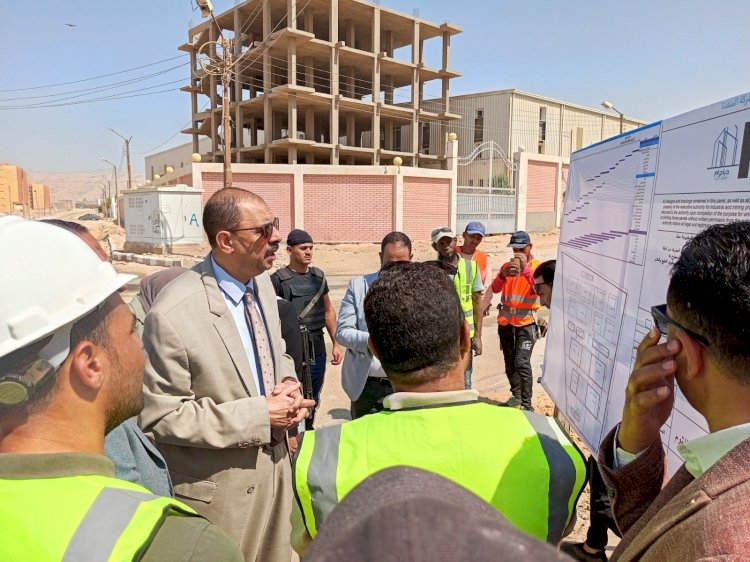 سراج يتفقد إنشاء مجمع الصناعات الغذائية لتجفيف البصل والثوم بالكوثر