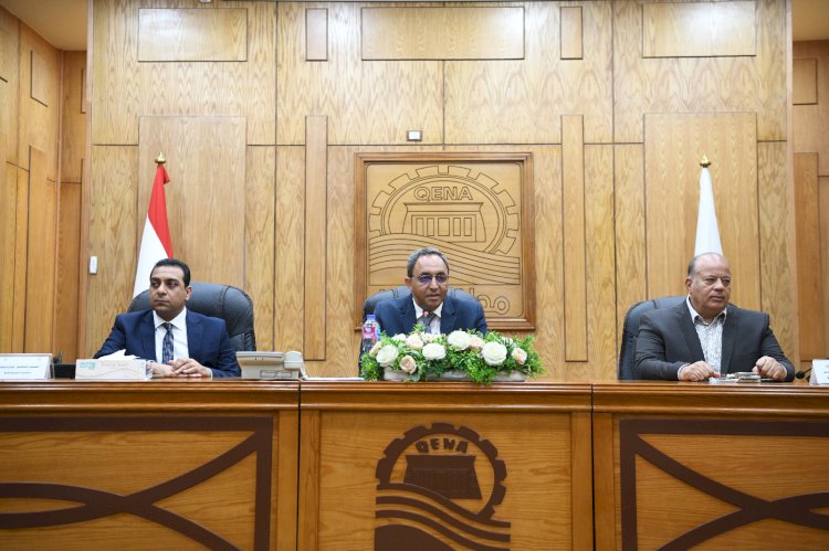 محافظ قنا يلتقي بالمهندسين الجدد ويوجههم للعمل بروح الفريق وخدمة المواطن