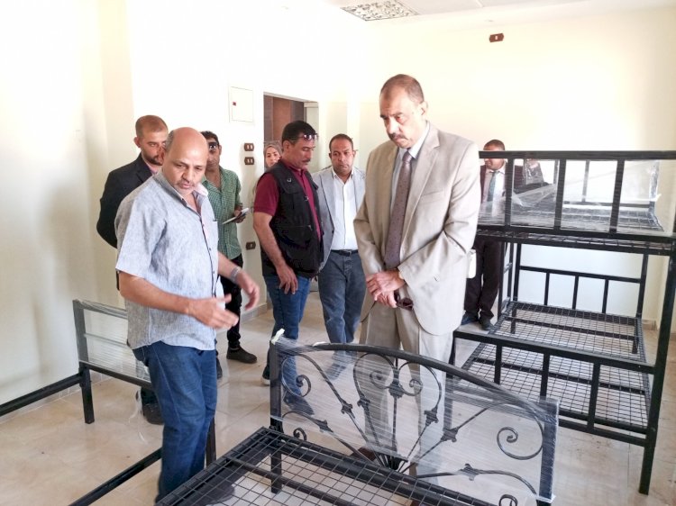 محافظ سوهاج يتفقد معرض تسويق المنتجات الحرفية بحي الكوثر