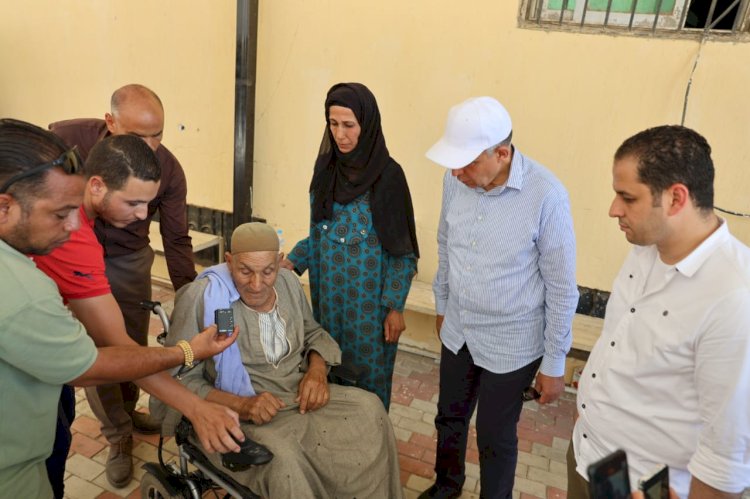 محافظ المنيا يسلّم كرسيًا كهربائيًا "لعم منصور" تقديرًا لعطائه المجتمعي