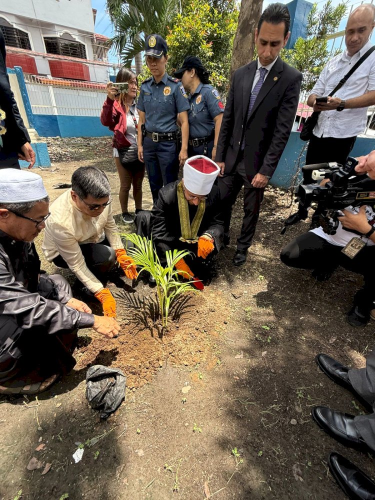 وزير الأوقاف يغرس الشجرة المصرية في الفلبين تجسيدًا لرسالة السلام