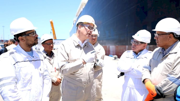 بدوي يتفقد التجهيزات النهائية بوحدة التغييز العائمة إنيرجيوس باور بالاسكندرية