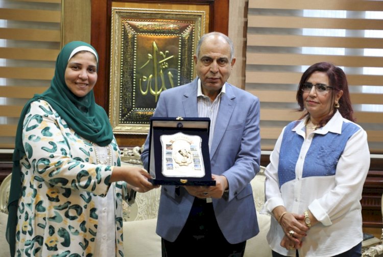محافظ المنيا يُكرم مديرة الإدارة الصحية بسمالوط لجهودها في تطوير الخدمة الطبية