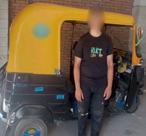 ضبط سائق توك توك لقيامه بالسير عكس الإتجاه أعلى أحد الطرق السريعة بالمنوفية