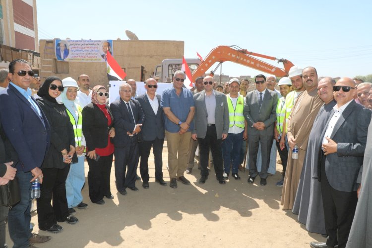 محافظ بني سويف يُطلق إشارة بدء تنفيذ مشروع الصرف الصحي بقرية منهرو