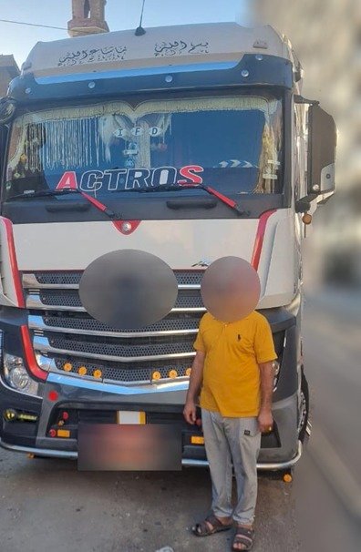 ضبط سائق سيارة نقل قام بتعطيل  المرور بطريق الواحات بالجيزة