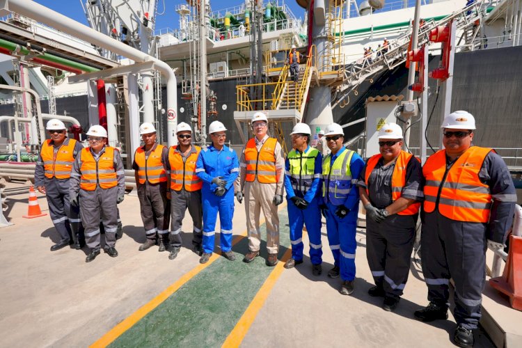 وزير البترول يتفقد  سفينتي استقبال الغاز الطبيعي بالعين السخنة