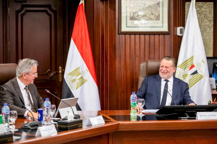محافظ المركزي المصري يستقبل وفدًا من البنك الأوروبي لإعادة الإعمار والتنمية