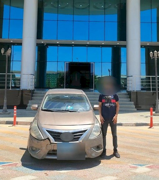 كشف فيديو قيام مجموعة من الأطفال بالجلوس على نوافذ سيارة حال سيرها بالجيزة