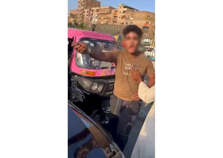 اعرف حقيقة فيديو اصطدام توك توك بسيارة مواطن والتعدى عليه بالقاهرة