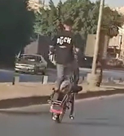 ضبط قائد دراجة نارية لقيامه بأداء حركات إستعراضية بالغربية