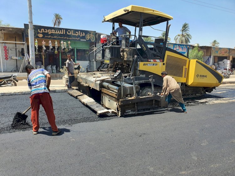 محافظ سوهاج يتابع مشروعات الرصف بعدد من مراكز المحافظة